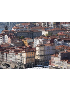 Vista de edificios coloridos en la ciudad con un cielo despejado, capturado con Sony Alpha 7 V – Cámara sin espejo Full Frame Vista de edificios coloridos en la ciudad con un cielo despejado, capturado con Sony Alpha 7 V – Cámara sin espejo Full Frame