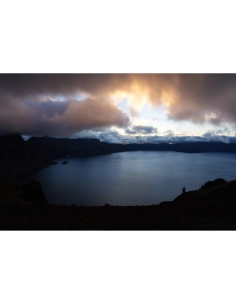 Paisaje de un lago con nubes y luz dorada al atardecer, capturado con Sony Alpha 7 V – Cámara sin espejo Full Frame Paisaje de un lago con nubes y luz dorada al atardecer, capturado con Sony Alpha 7 V – Cámara sin espejo Full Frame