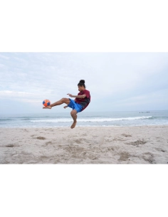 Niño jugando al fútbol en la playa con cielo nublado, capturado con Sony Alpha 7 V – Cámara sin espejo Full Frame Niño jugando al fútbol en la playa con cielo nublado, capturado con Sony Alpha 7 V – Cámara sin espejo Full Frame