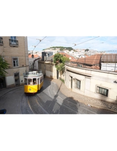 Tram jaune circulant dans une ruelle de Lisbonne, avec des bâtimen, capture au Sony Alpha 7 V – Appareil Hybride Plein Format Tram jaune circulant dans une ruelle de Lisbonne, avec des bâtimen, capture au Sony Alpha 7 V – Appareil Hybride Plein Format