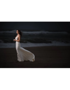 Mujer en un vestido blanco en la playa al atardecer, capturado con Canon RF 135mm f/1.8 L IS USM