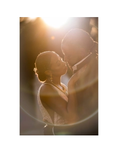 Pareja abrazándose al atardecer con luz suave, capturado con Canon RF 135mm f/1.8 L IS USM