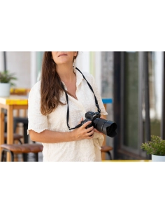 Femme avec un appareil photo dans un café ensoleillé, capture au Nikon Z 50mm f/1.4 Femme avec un appareil photo dans un café ensoleillé, capture au Nikon Z 50mm f/1.4