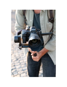 Photographe en action avec un stabilisateur, lumière douce de fin de journée, capture au Nikon Z 50mm f/1.4 Photographe en action avec un stabilisateur, lumière douce de fin de journée, capture au Nikon Z 50mm f/1.4
