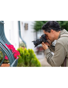 Un homme prend une photo de fleurs avec un appareil photo, ambiance naturelle et agréable, capture au Nikon Z 50mm f/1.4 Un homme prend une photo de fleurs avec un appareil photo, ambiance naturelle et agréable, capture au Nikon Z 50mm f/1.4