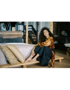 Femme assise sur un banc en bois, décor intérieur chaleureux, ambiance conviviale, capture au Nikon Z 50mm f/1.4 Femme assise sur un banc en bois, décor intérieur chaleureux, ambiance conviviale, capture au Nikon Z 50mm f/1.4