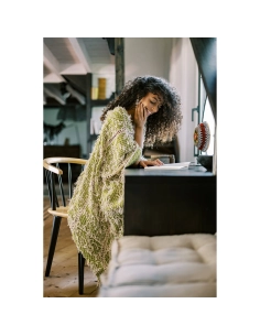 Femme avec des cheveux bouclés lisant à une table en bois dans un intérieur chaleureux, capture au Nikon Z 50mm f/1.4 Femme avec des cheveux bouclés lisant à une table en bois dans un intérieur chaleureux, capture au Nikon Z 50mm f/1.4