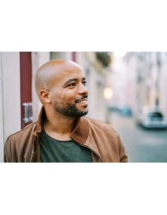 Homme souriant, ambiance urbaine et lumière douce en arrière-plan, capture au Nikon Z 50mm f/1.4 Homme souriant, ambiance urbaine et lumière douce en arrière-plan, capture au Nikon Z 50mm f/1.4