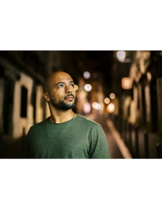 Homme regardant au loin dans une rue éclairée par des lampadaires, capture au Nikon Z 50mm f/1.4 Homme regardant au loin dans une rue éclairée par des lampadaires, capture au Nikon Z 50mm f/1.4