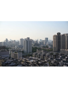 Vue urbaine avec des bâtiments modernes sous un ciel dégagé, capture au Nikon Z 50mm f/1.4 Vue urbaine avec des bâtiments modernes sous un ciel dégagé, capture au Nikon Z 50mm f/1.4