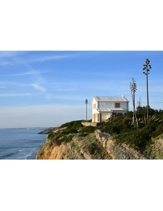 Maison en bord de mer surplombant l'océan, ciel bleu et végétation luxuriante en arrière-plan, capture au Nikon Z 50mm f/1.4 Maison en bord de mer surplombant l'océan, ciel bleu et végétation luxuriante en arrière-plan, capture au Nikon Z 50mm f/1.4