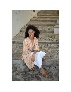 Femme assise sur des marches en pierre, portant une tenue légère et souriante, capture au Nikon Z 50mm f/1.4 Femme assise sur des marches en pierre, portant une tenue légère et souriante, capture au Nikon Z 50mm f/1.4