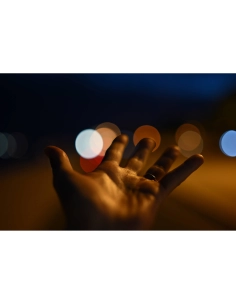 Main tendue dans une ambiance nocturne avec des lumières floues en arrière-plan, capture au Nikon Z 50mm f/1.4 Main tendue dans une ambiance nocturne avec des lumières floues en arrière-plan, capture au Nikon Z 50mm f/1.4