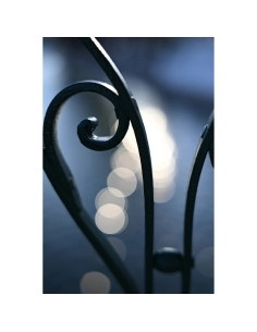 Un portail en fer forgé flou avec des reflets lumineux en arrière-plan, capture au Nikon Z 50mm f/1.4 Un portail en fer forgé flou avec des reflets lumineux en arrière-plan, capture au Nikon Z 50mm f/1.4