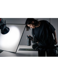 hombre observando una cámara en un entorno de estudio, capturado con Sony FE 100mm f/2.8 Macro GM hombre observando una cámara en un entorno de estudio, capturado con Sony FE 100mm f/2.8 Macro GM