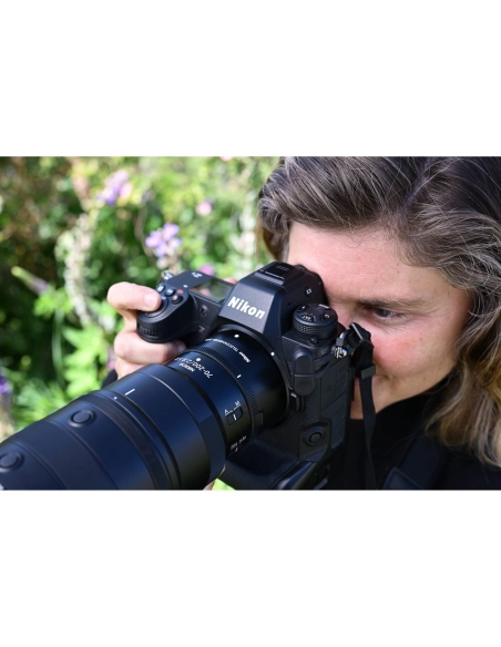 Una persona enfocando con una cámara en un entorno natural, capturado con Nikon NIKKOR Z 70-200mm f/2.8 VR S II