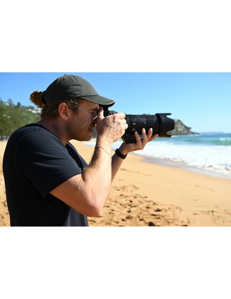 Fotógrafo en la playa capturando imágenes con luz natural, capturado con Nikon NIKKOR Z 70-200mm f/2.8 VR S II