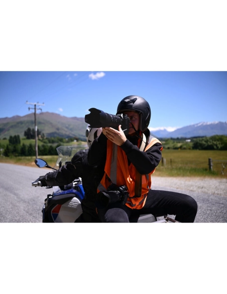 Persona con casco y chaleco fotografiando en una carretera, capturado con Nikon NIKKOR Z 70-200mm f/2.8 VR S II