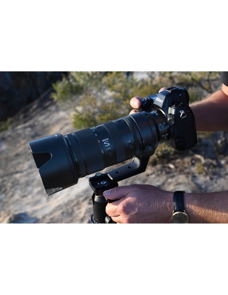 Fotografía mostrando un fotógrafo sosteniendo una cámara en un entorno n, capturado con Nikon NIKKOR Z 70-200mm f/2.8 VR S II