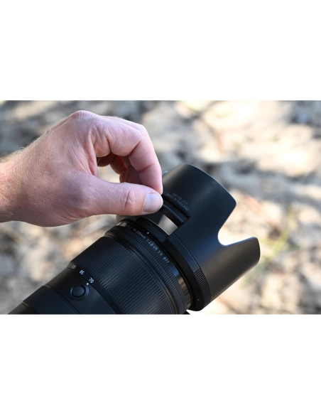 Objetivo Nikon NIKKOR Z 70-200mm f/2.8 VR S II en uso, mostrando el anillo de ajuste y el parasol