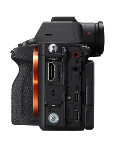 Sony a7R VI cámara sin espejo, vista lateral con puertos de conexión Sony a7R VI cámara sin espejo, vista lateral con puertos de conexión