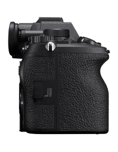 Vista lateral de la cámara Sony a7R VI con diseño ergonómico y detalles de botones Vista lateral de la cámara Sony a7R VI con diseño ergonómico y detalles de botones