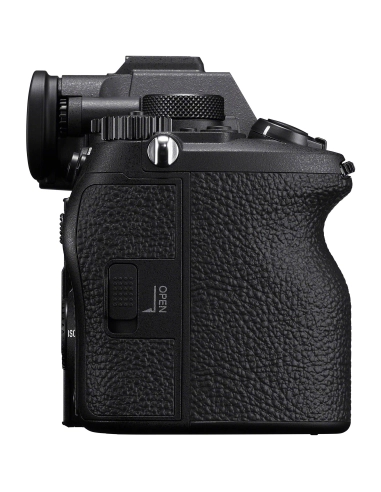 Vista lateral de la cámara Sony a7R VI con diseño ergonómico y detalles de botones