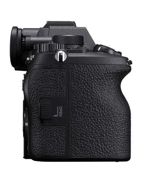 Vista lateral de la cámara Sony a7R VI con diseño ergonómico y detalles de botones