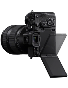 Cámara Sony a7R VI con pantalla abatible y montura E, vista lateral con lente y botones visibles Cámara Sony a7R VI con pantalla abatible y montura E, vista lateral con lente y botones visibles