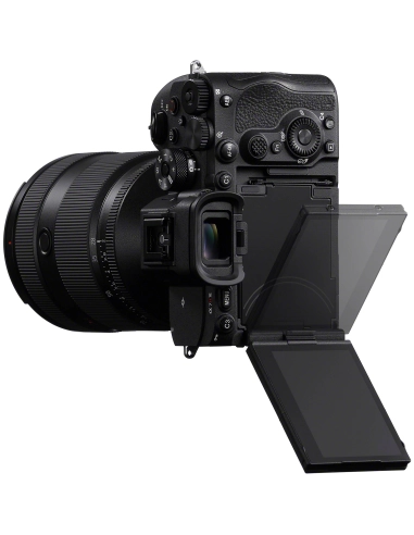 Cámara Sony a7R VI con pantalla abatible y montura E, vista lateral con lente y botones visibles