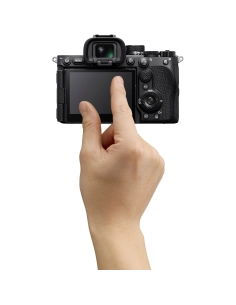 Una mano sosteniendo una cámara en un ambiente luminoso y moderno, capturado con Sony a7R VI Una mano sosteniendo una cámara en un ambiente luminoso y moderno, capturado con Sony a7R VI