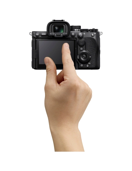 Una mano sosteniendo una cámara en un ambiente luminoso y moderno, capturado con Sony a7R VI