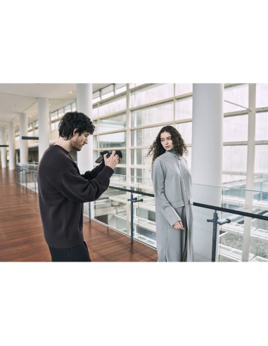 Un fotógrafo capturando a una modelo en un espacio luminoso y moderno, capturado con Sony a7R VI