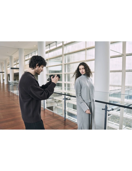 Un fotógrafo capturando a una modelo en un espacio luminoso y moderno, capturado con Sony a7R VI