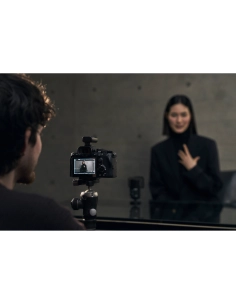 Persona grabando en un entorno moderno y minimalista con una cámara, capturado con Sony a7R VI Persona grabando en un entorno moderno y minimalista con una cámara, capturado con Sony a7R VI