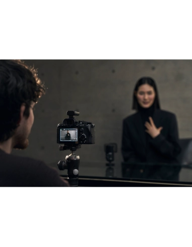 Persona grabando en un entorno moderno y minimalista con una cámara, capturado con Sony a7R VI