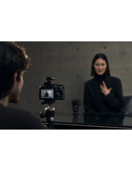 Persona grabando en un entorno moderno y minimalista con una cámara, capturado con Sony a7R VI