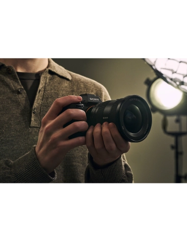 Persona sosteniendo una cámara en un entorno iluminado, capturado con Sony a7R VI