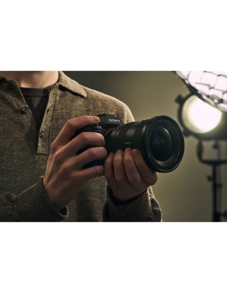 Persona sosteniendo una cámara en un entorno iluminado, capturado con Sony a7R VI