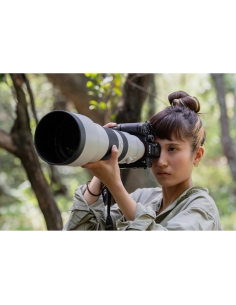 Joven enfocando con una cámara en un entorno natural, capturado con Sony a7R VI Joven enfocando con una cámara en un entorno natural, capturado con Sony a7R VI