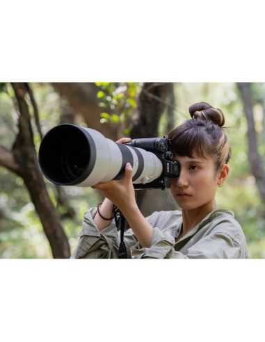 Joven enfocando con una cámara en un entorno natural, capturado con Sony a7R VI