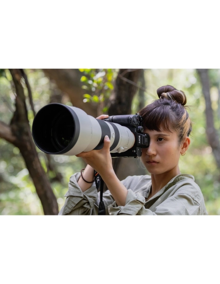 Joven enfocando con una cámara en un entorno natural, capturado con Sony a7R VI