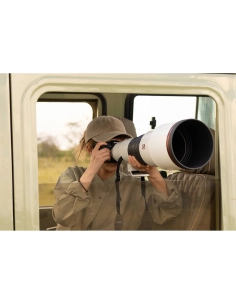 Mujer en un vehículo mirando a través de un teleobjetivo, capturado con Sony a7R VI Mujer en un vehículo mirando a través de un teleobjetivo, capturado con Sony a7R VI