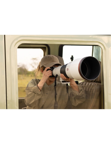 Mujer en un vehículo mirando a través de un teleobjetivo, capturado con Sony a7R VI