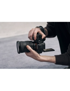 Fotografía de una persona sosteniendo una cámara en un entorno urbano moderno, capturado con Sony a7R VI Fotografía de una persona sosteniendo una cámara en un entorno urbano moderno, capturado con Sony a7R VI