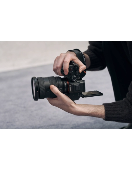 Fotografía de una persona sosteniendo una cámara en un entorno urbano moderno, capturado con Sony a7R VI
