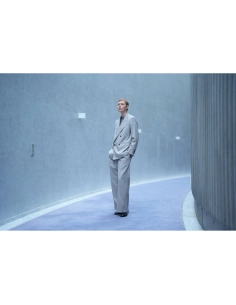 Modelo con traje gris en un ambiente minimalista y moderno, capturado con Sony a7R VI Modelo con traje gris en un ambiente minimalista y moderno, capturado con Sony a7R VI