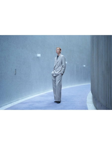 Modelo con traje gris en un ambiente minimalista y moderno, capturado con Sony a7R VI