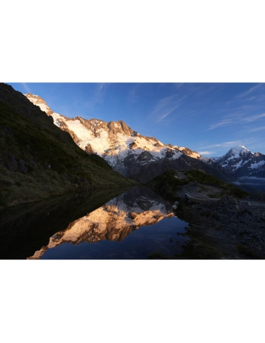 Paisaje montañoso con reflejos en el agua, capturado con Sony a7R VI