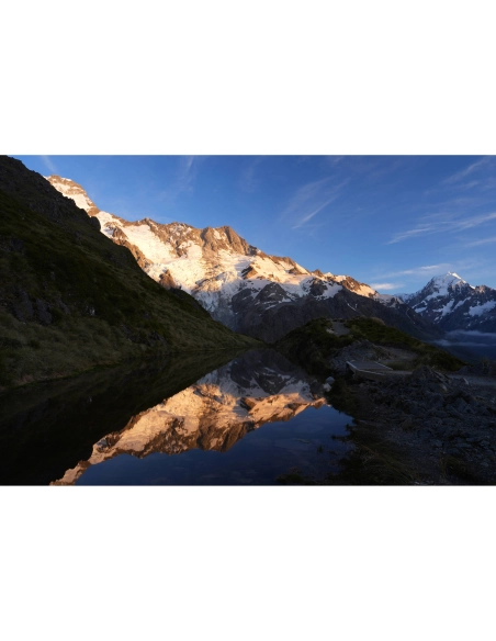 Paisaje montañoso con reflejos en el agua, capturado con Sony a7R VI